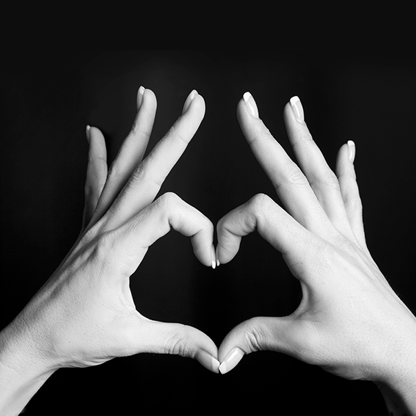 Zwei Hände, die sich liebevoll berühren